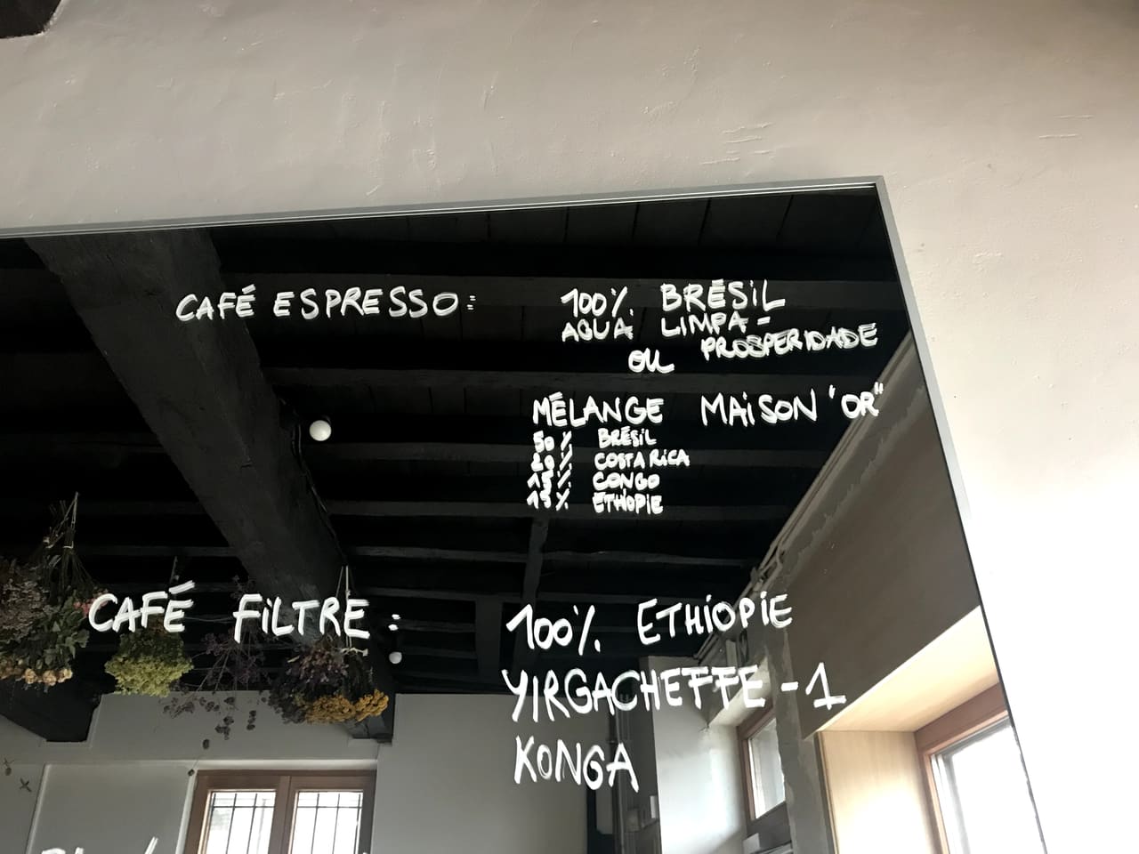 L'ardoise des cafés écrite à la craie : espresso 100 % Brésil, mélange maison, filtre Éthiopie Yirgacheffe
